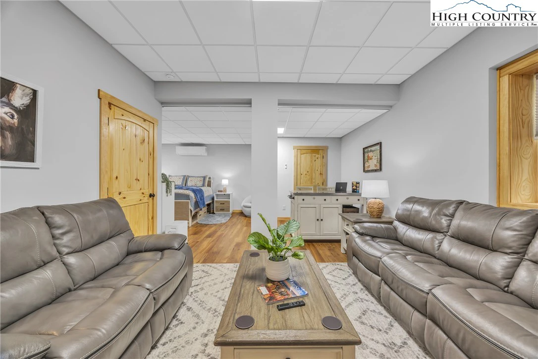 Image number 6 for the current listing