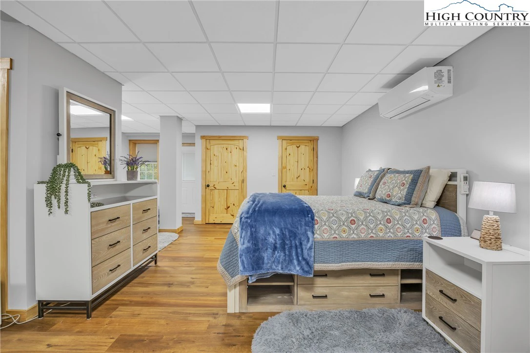 Image number 8 for the current listing