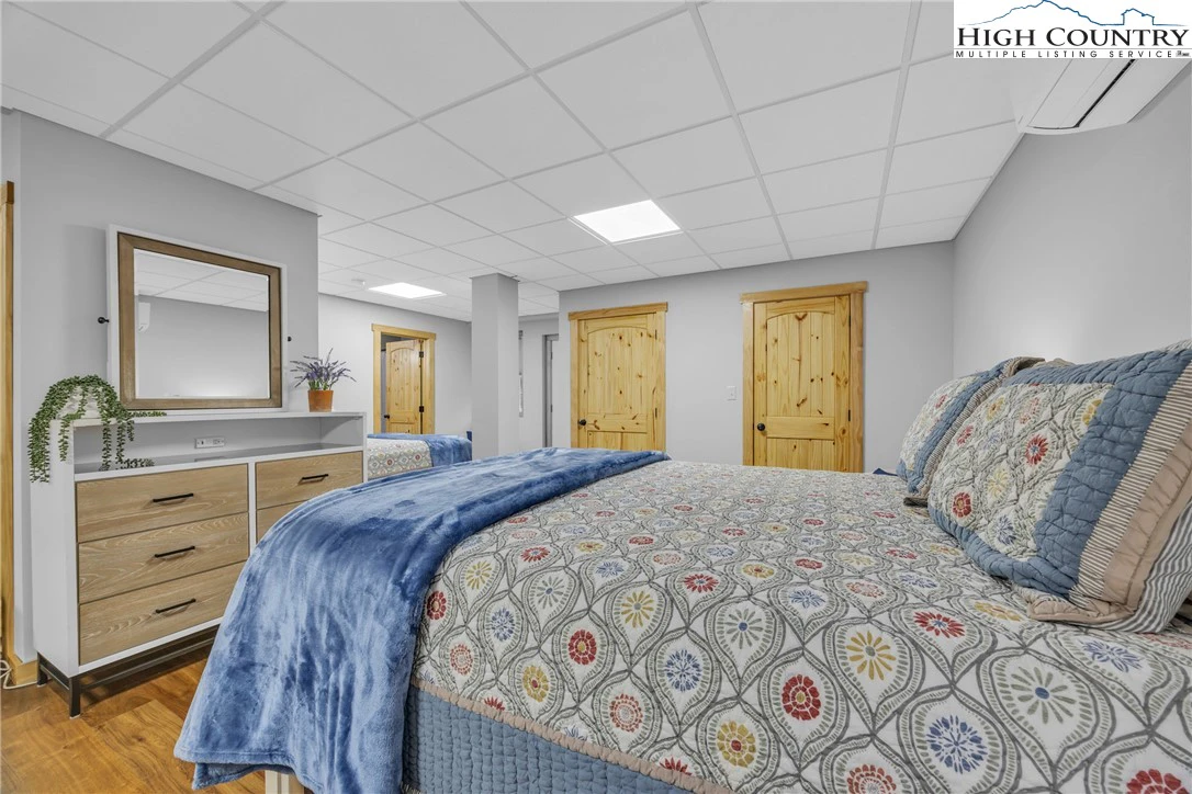 Image number 10 for the current listing