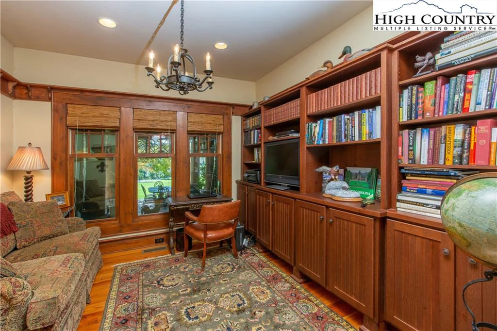 Image number 4 for the current listing