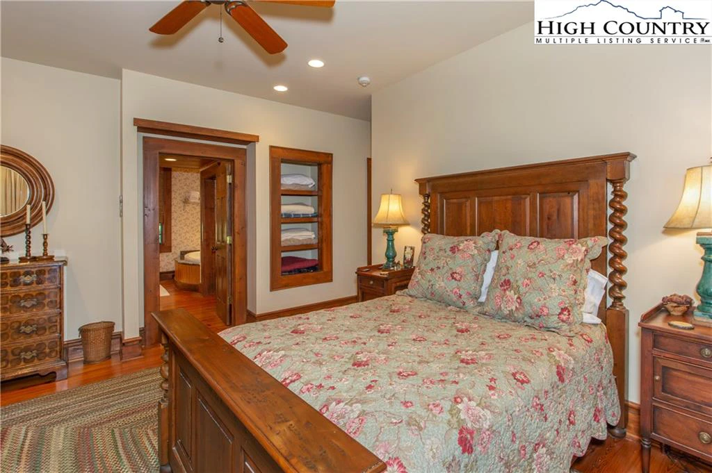 Image number 6 for the current listing
