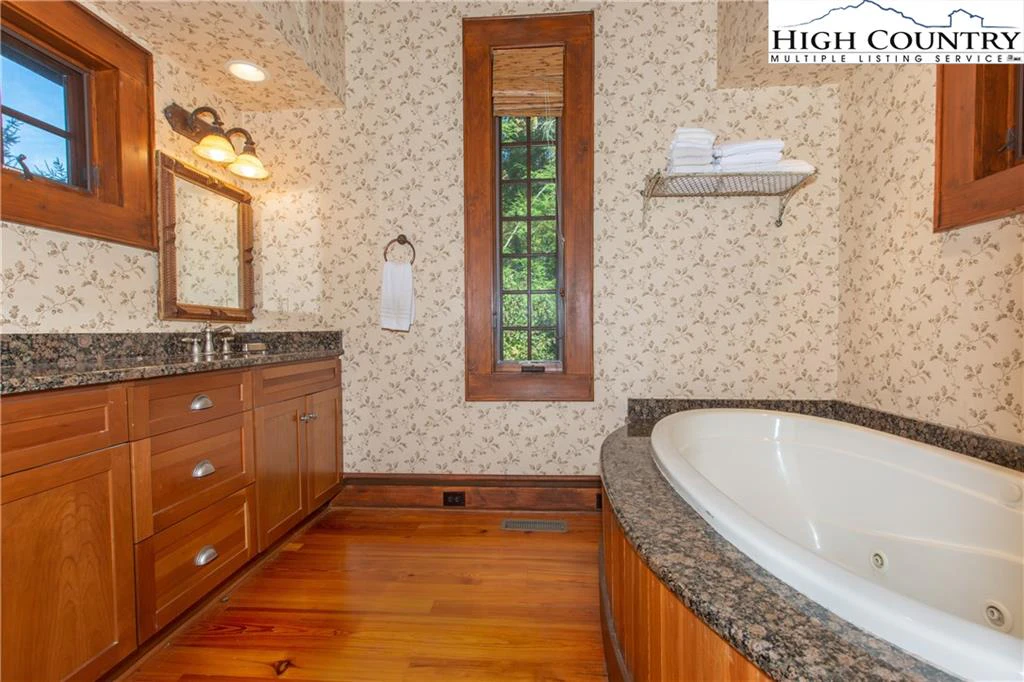 Image number 7 for the current listing