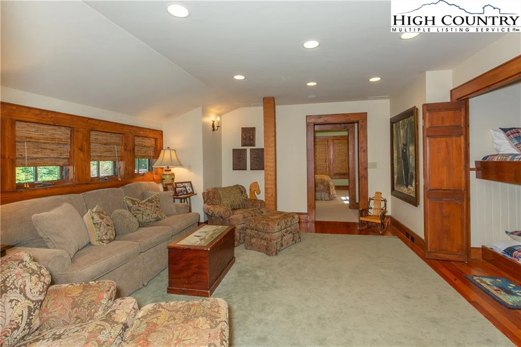 Image number 8 for the current listing
