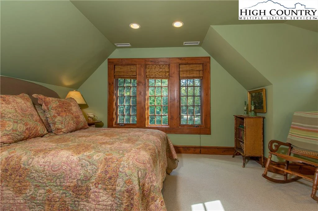 Image number 9 for the current listing