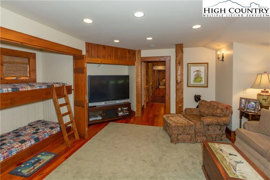 Image number 2 for the current listing