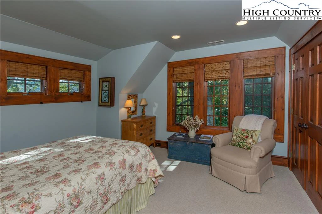 Image number 13 for the current listing