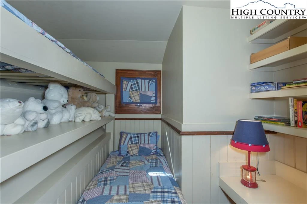 Image number 15 for the current listing