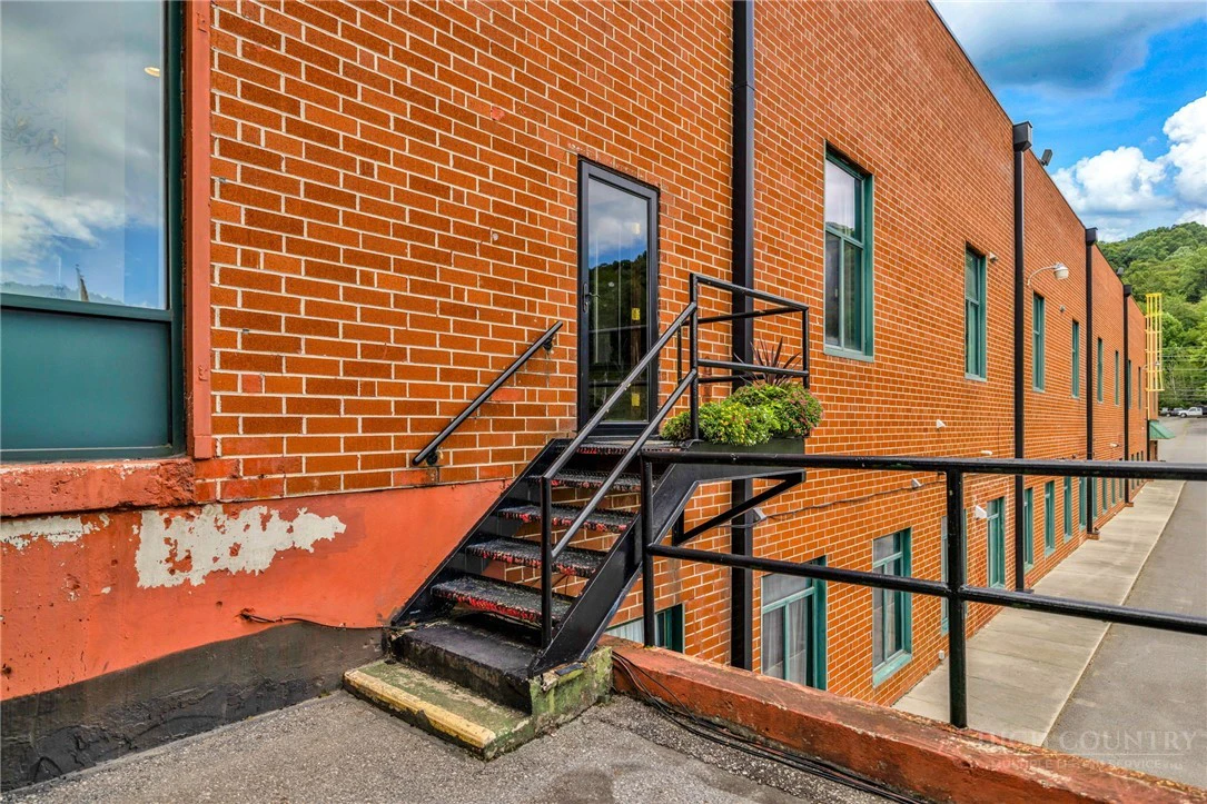 Image number 2 for the current listing