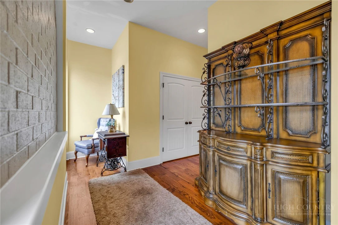 Image number 3 for the current listing