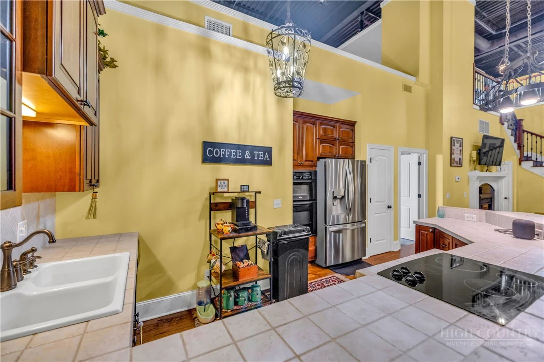 Image number 9 for the current listing