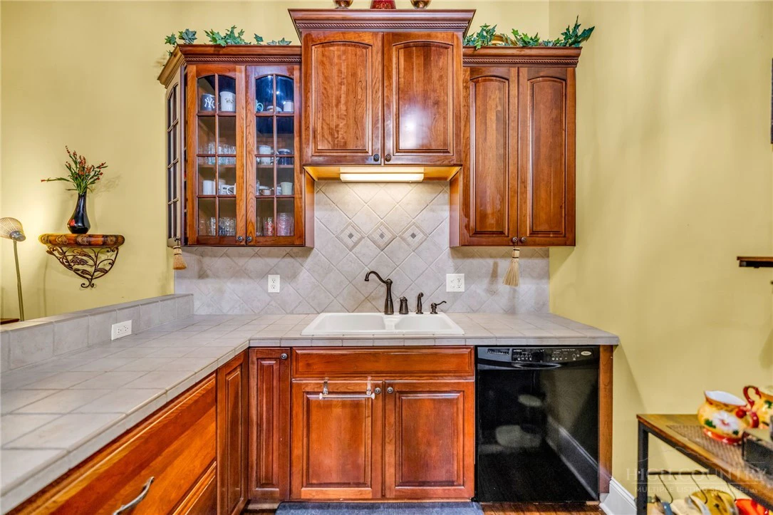 Image number 12 for the current listing