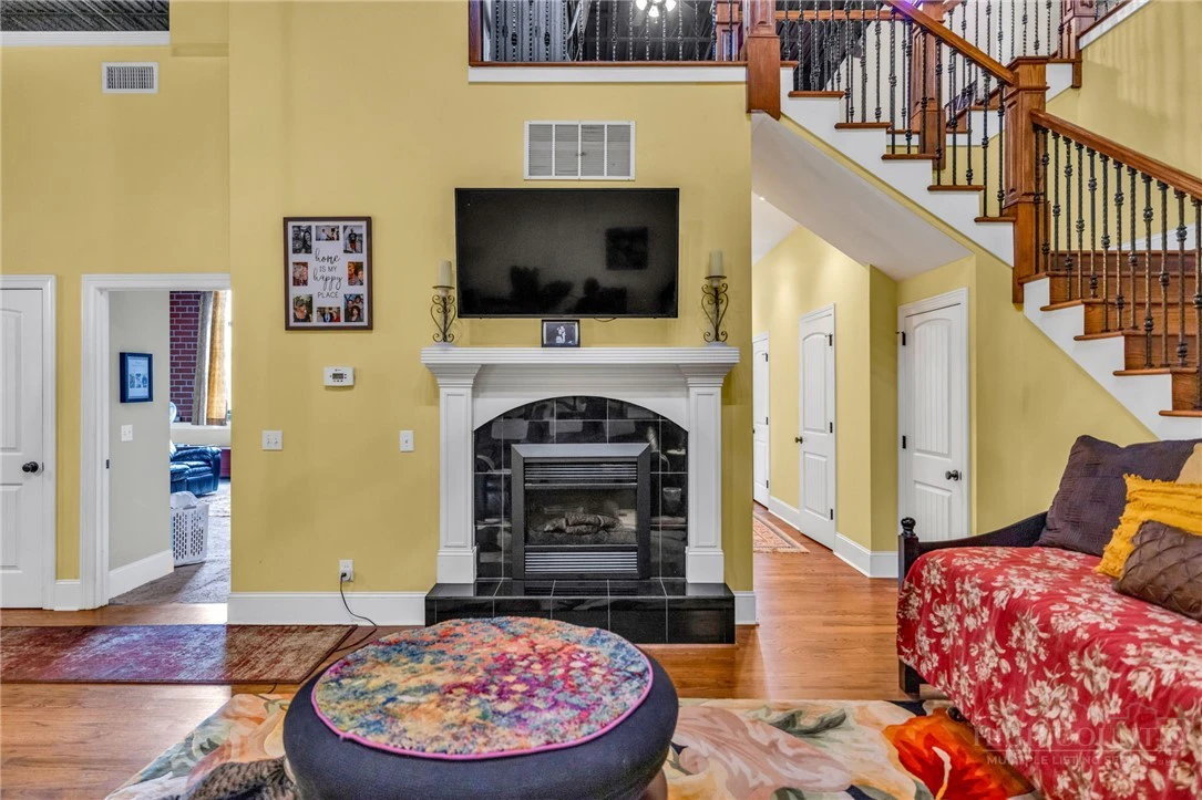 Image number 16 for the current listing