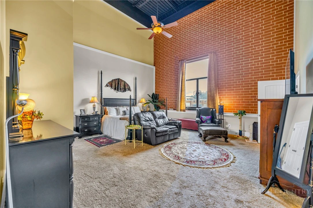 Image number 17 for the current listing