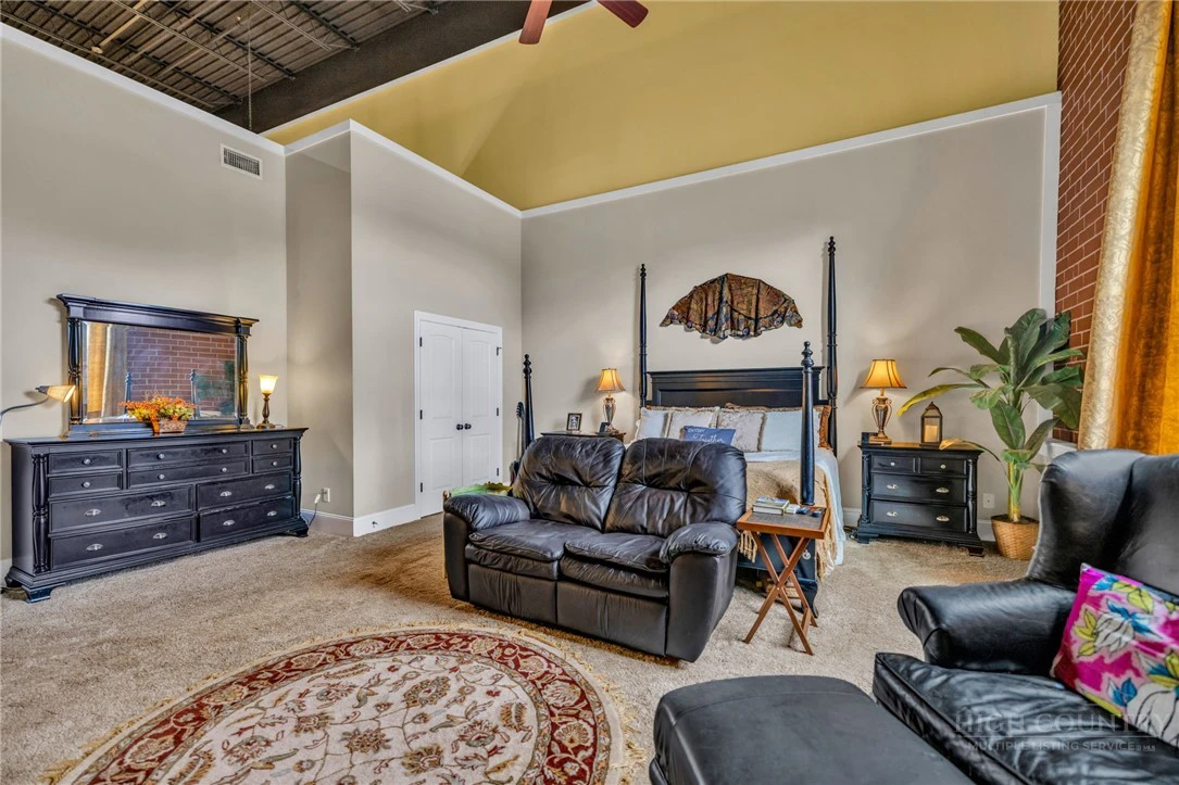 Image number 18 for the current listing