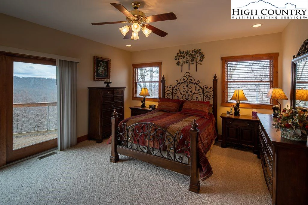 Image number 4 for the current listing
