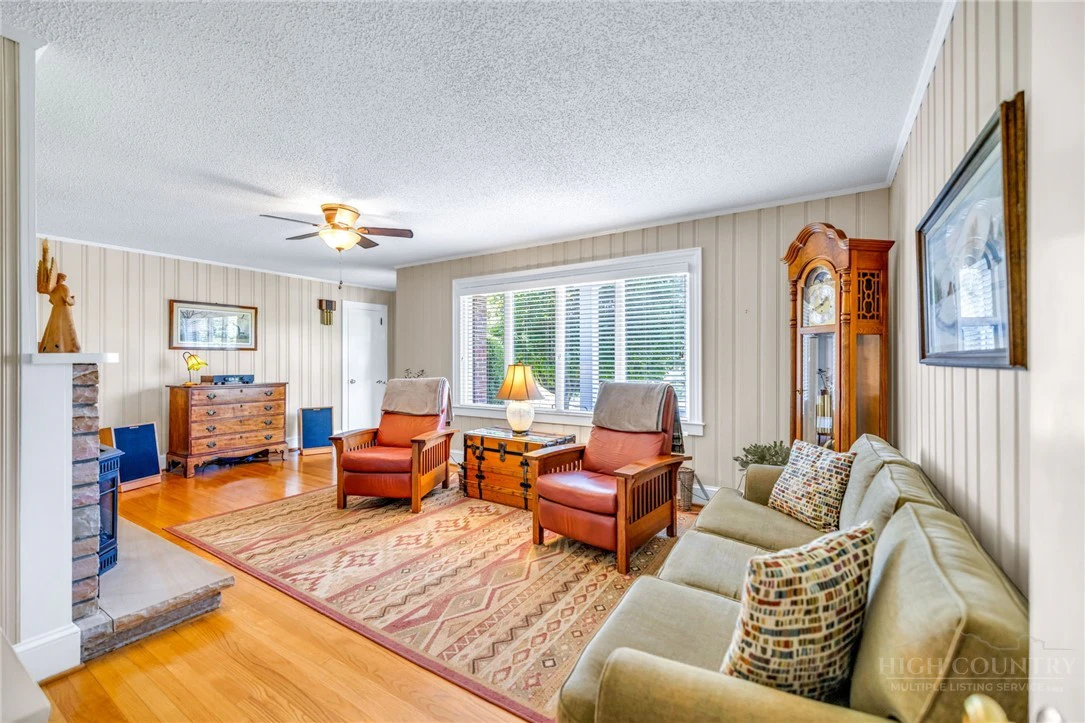 Image number 14 for the current listing