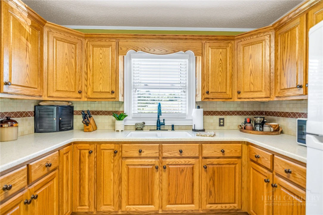 Image number 19 for the current listing