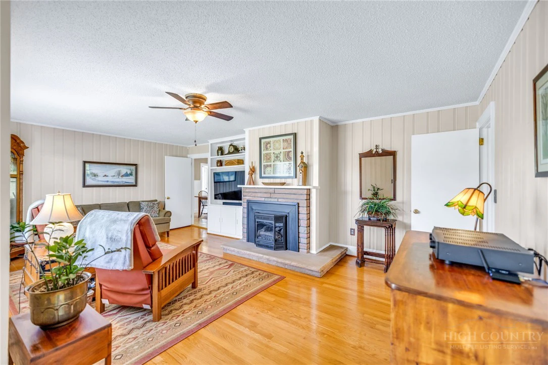 Image number 13 for the current listing