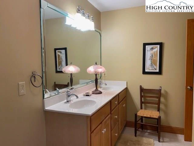 Image number 9 for the current listing