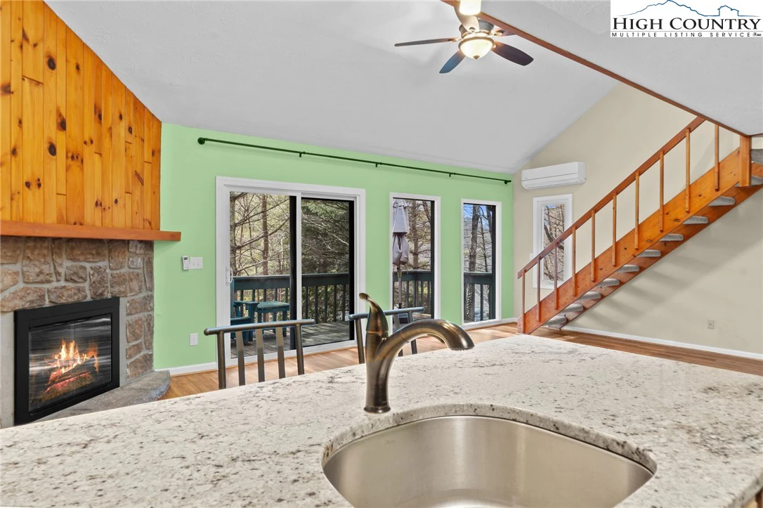 Image number 19 for the current listing