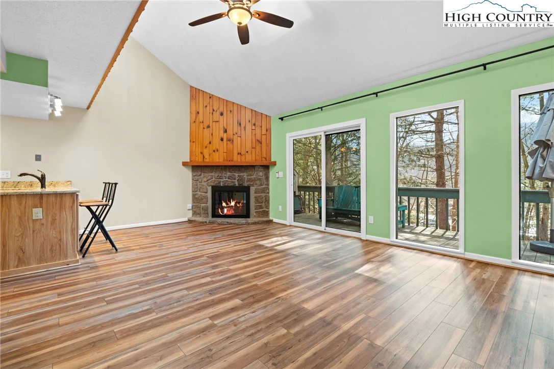 Image number 17 for the current listing