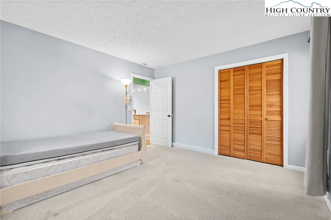 Image number 15 for the current listing