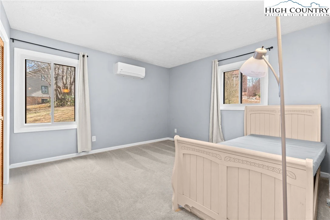Image number 14 for the current listing