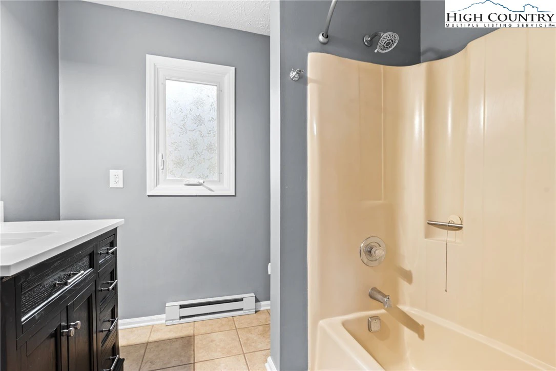 Image number 2 for the current listing