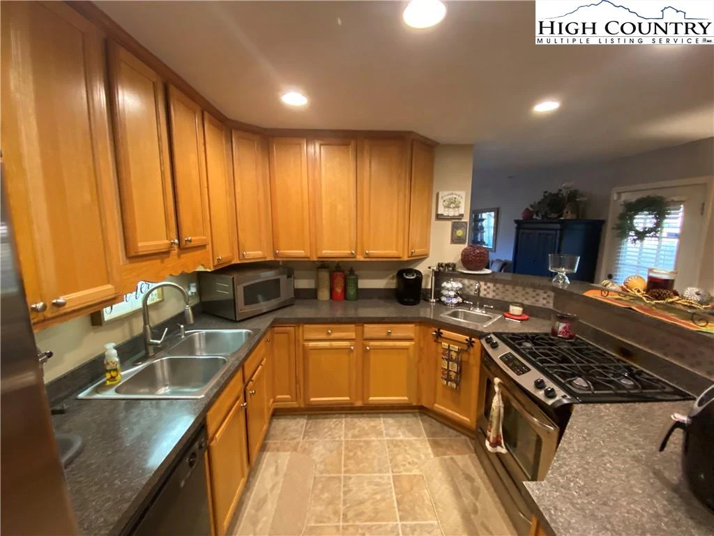 Image number 13 for the current listing