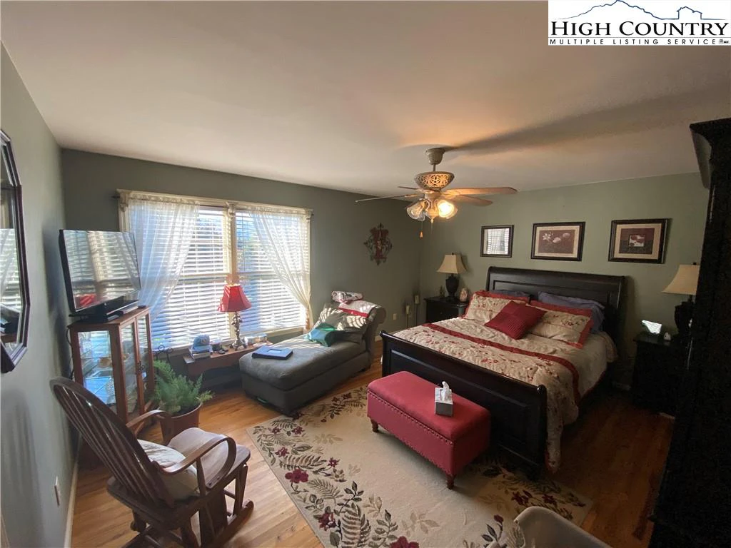 Image number 4 for the current listing