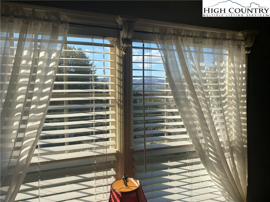 Image number 5 for the current listing