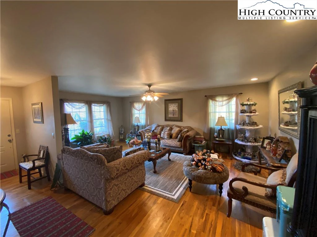 Image number 9 for the current listing