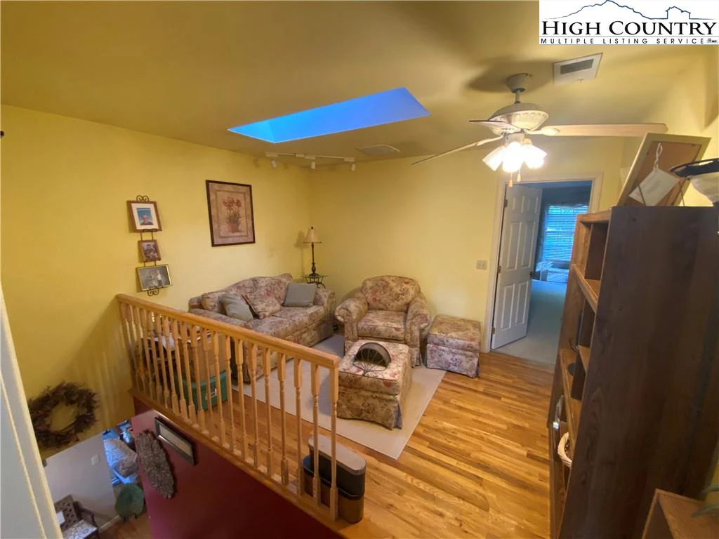 Image number 2 for the current listing