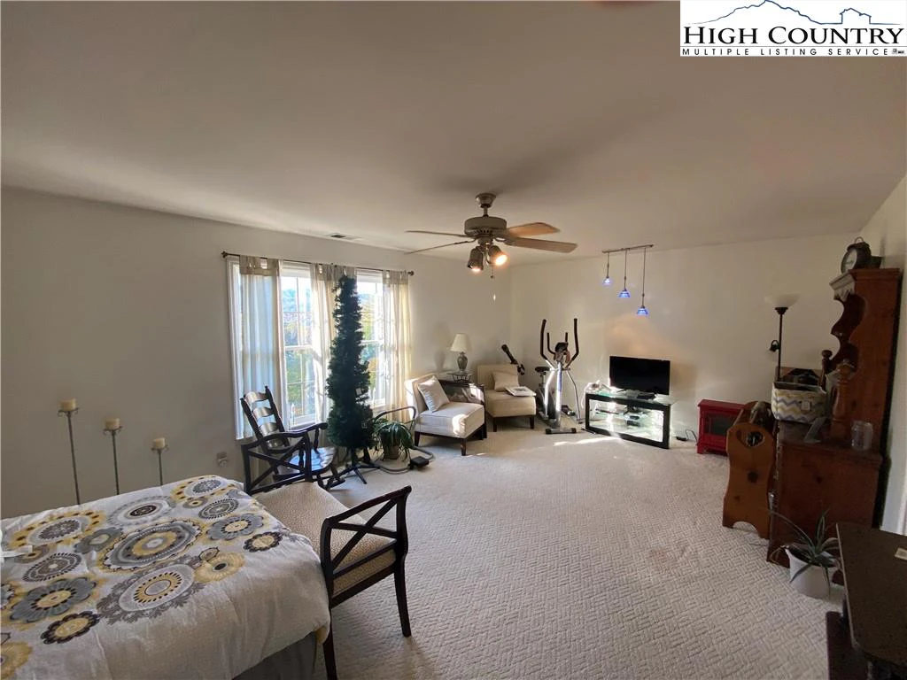 Image number 19 for the current listing