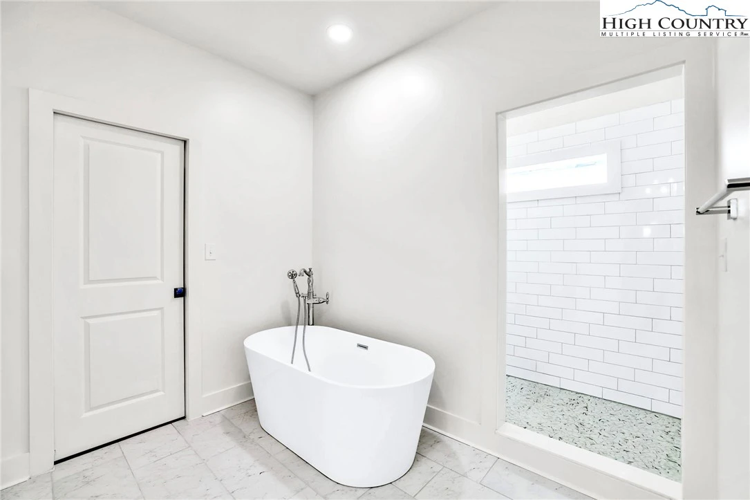 Image number 7 for the current listing