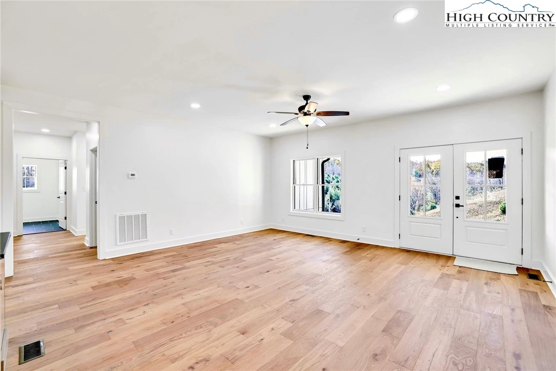 Image number 11 for the current listing