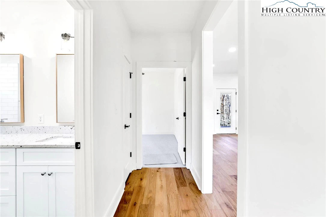 Image number 2 for the current listing