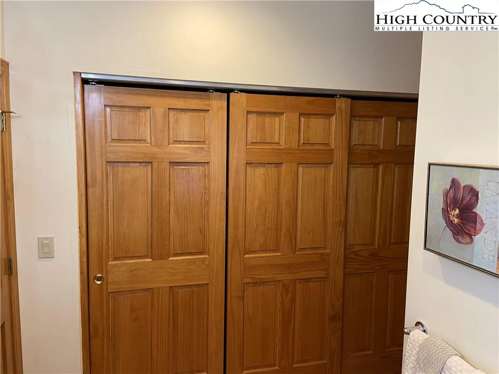 Image number 11 for the current listing
