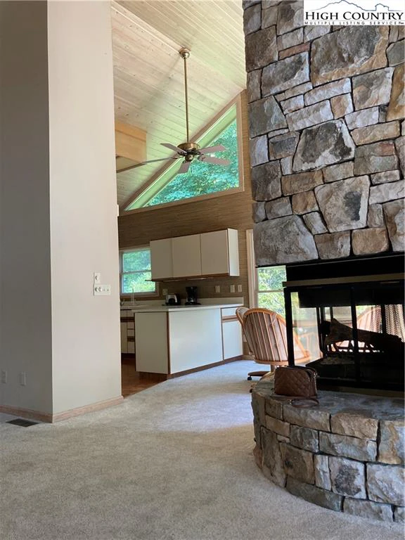Image number 4 for the current listing