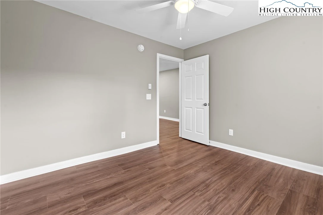 Image number 3 for the current listing