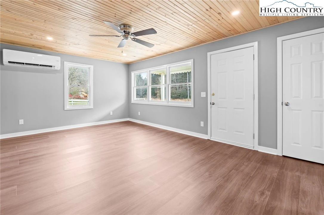 Image number 4 for the current listing