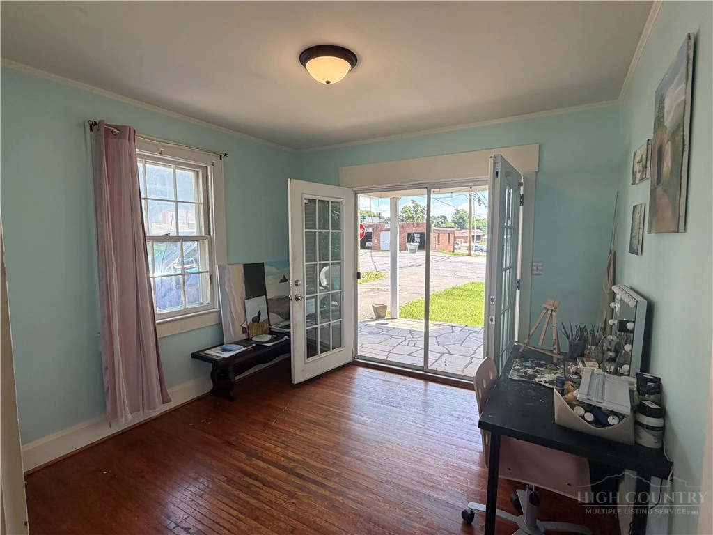 Image number 13 for the current listing