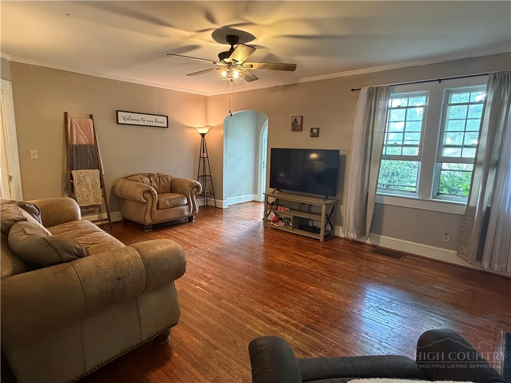 Image number 7 for the current listing