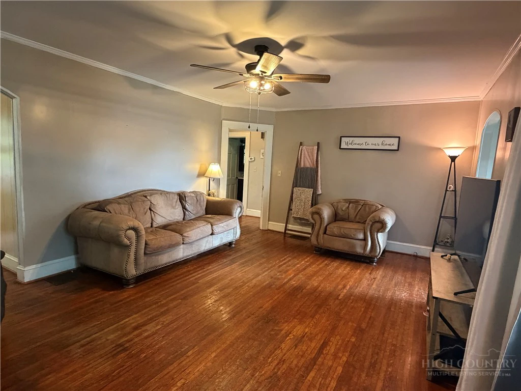 Image number 8 for the current listing