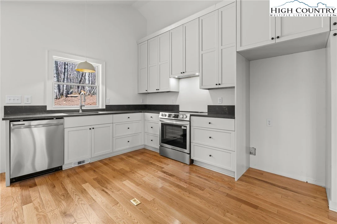 Image number 15 for the current listing