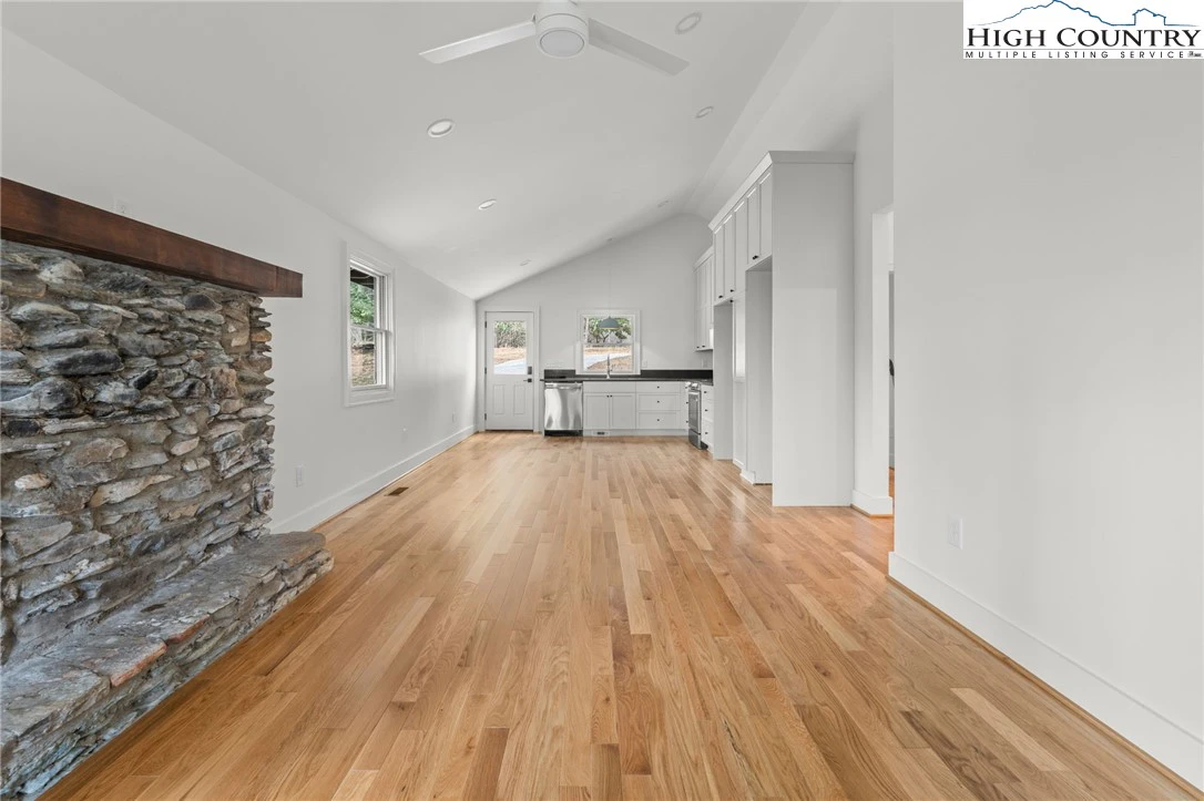 Image number 14 for the current listing