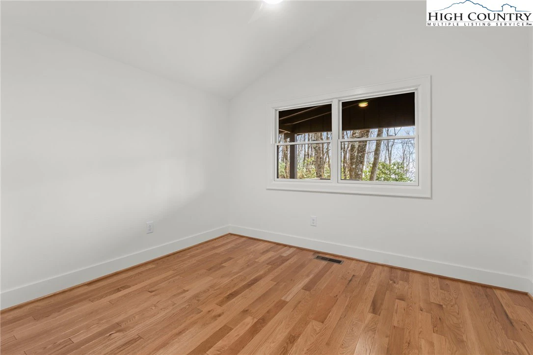 Image number 11 for the current listing