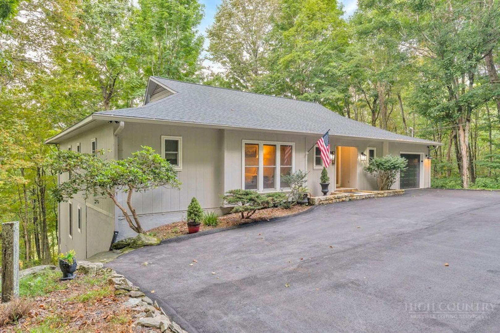 Image number 1 for the current listing