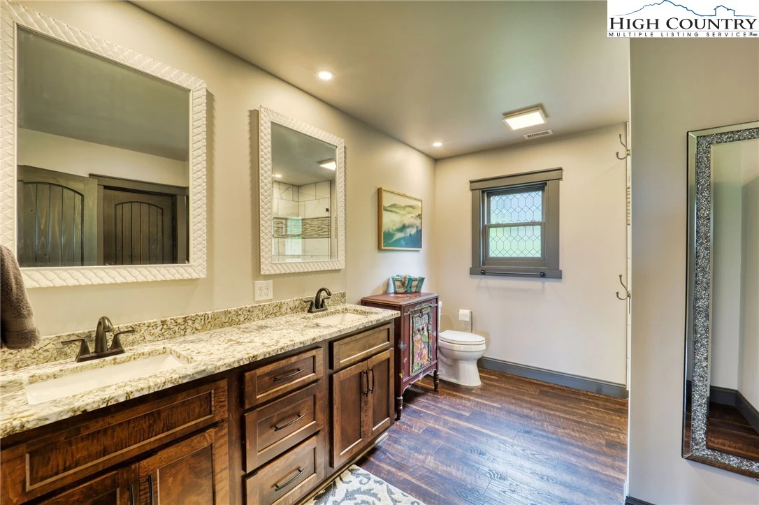 Image number 4 for the current listing