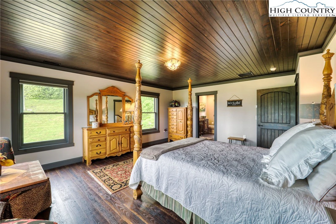 Image number 14 for the current listing